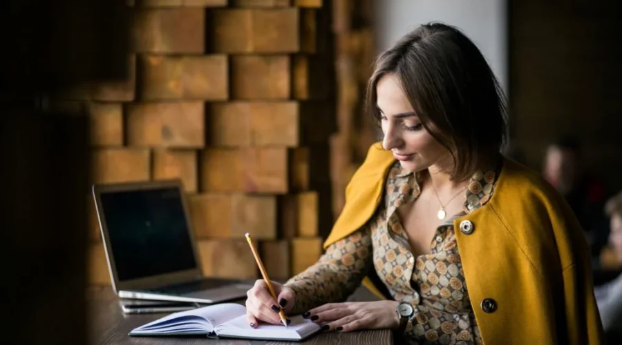 7 Best Business Ideas for Housewives in Pakistan That Actually Work