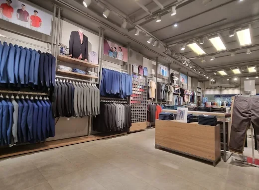 Cambridge (Dolmen Mall Tariq Road)
